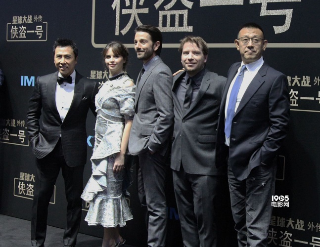 姜文《侠盗一号》红毯人气高菲丽希缇蓝裙优雅