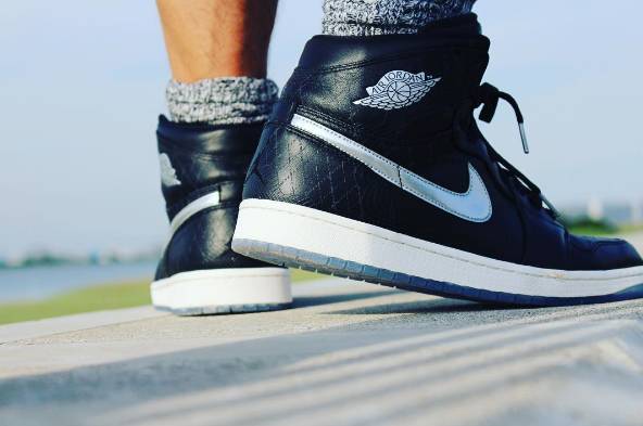 aj1为什么感觉两双鞋面不一样,aj1灰白高帮最新发售的是限量款吗