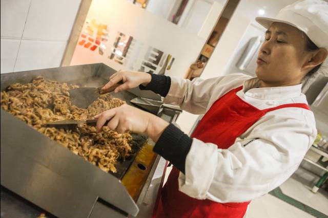 吃完食堂的第200碗饭，Ta说带我去后厨看看