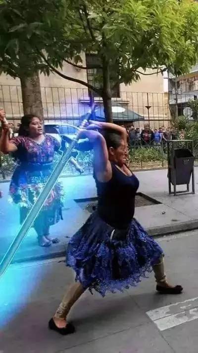 战斗民族大妈玩ak47,战斗民族的大妈有多强悍