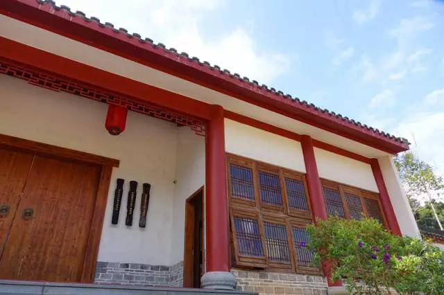 一个长得像李小龙的男人，在长泰一村子里，建了个千与千寻的奇幻世界