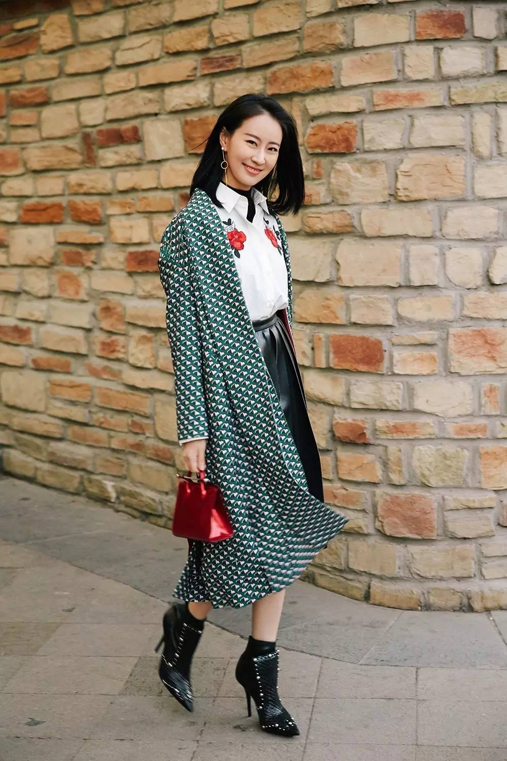 运动条纹星星包，亮闪闪鱼尾裙，从前穿灰布旗袍的王乐君居然这么时髦！