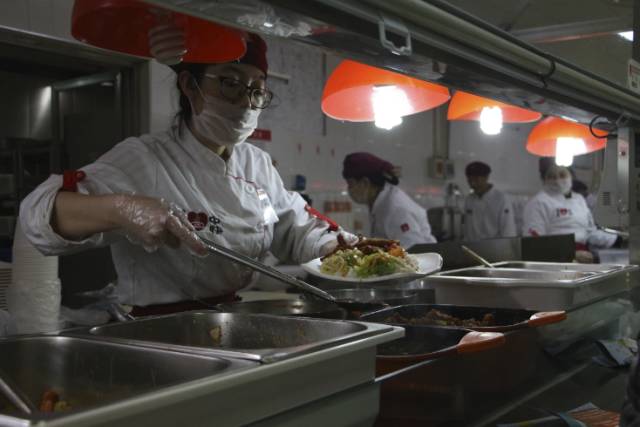 吃完食堂的第200碗饭，Ta说带我去后厨看看