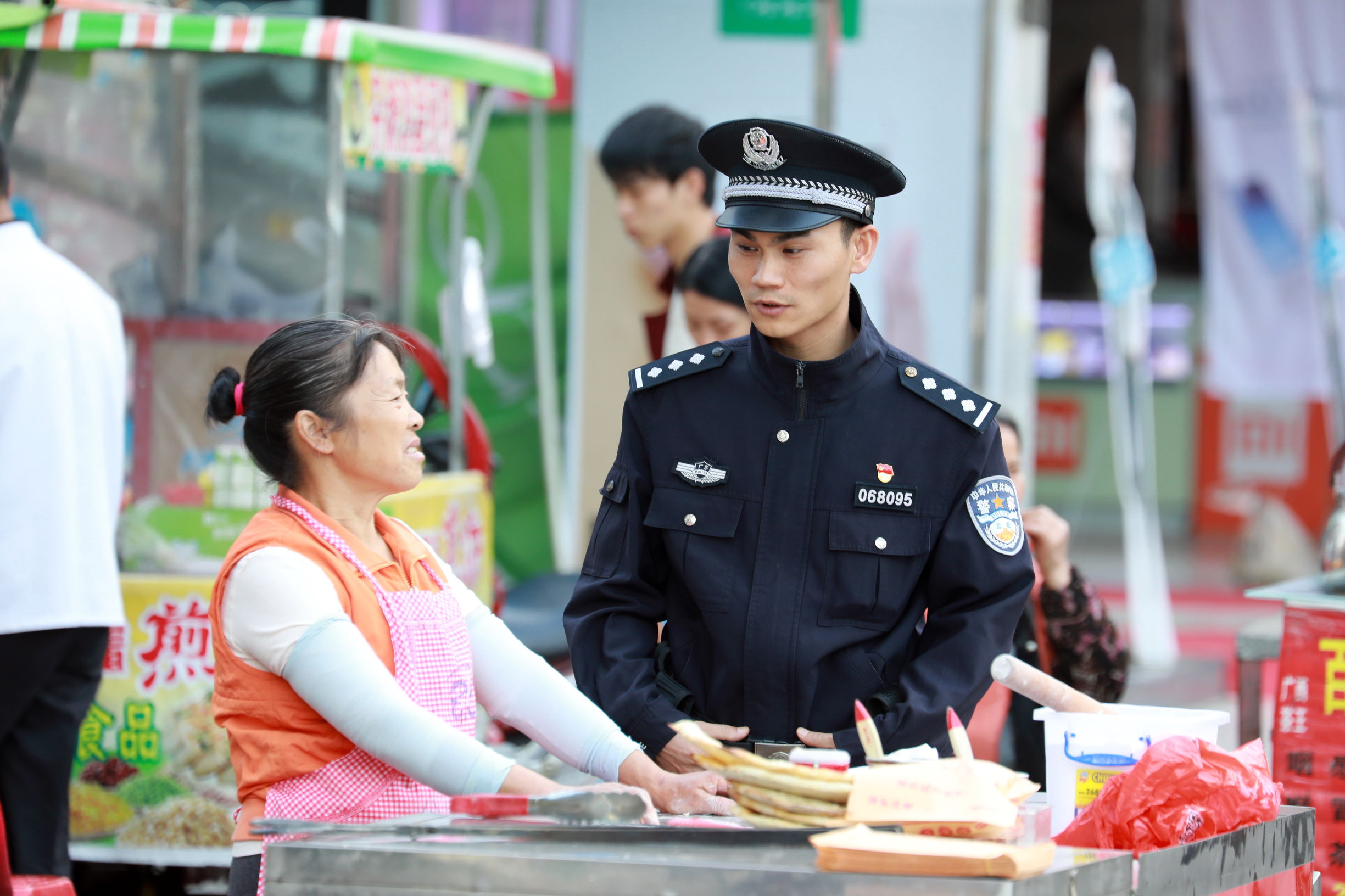 每日警星,每日警星黄育文做群众的知心人