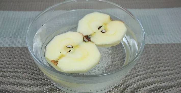 苹果切开后会氧化有什么办法,苹果切开久了变色还能吃吗