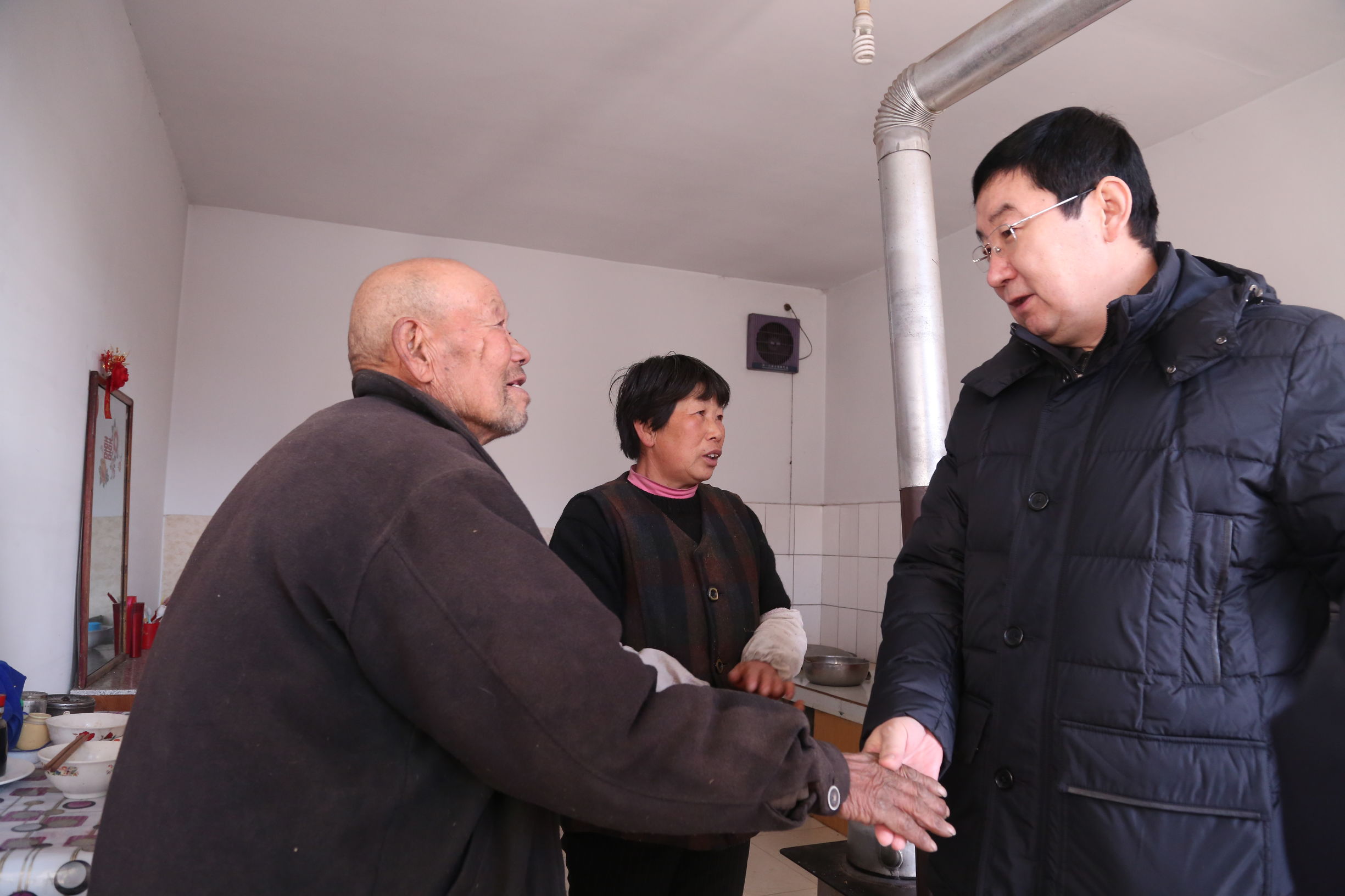 赛罕区关工委到黄合少镇调研,赛罕区政府办走访慰问困难群众