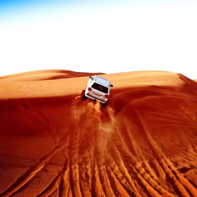 迪拜王子开车去沙漠越野,沙漠越野迪拜沙漠汽车赛