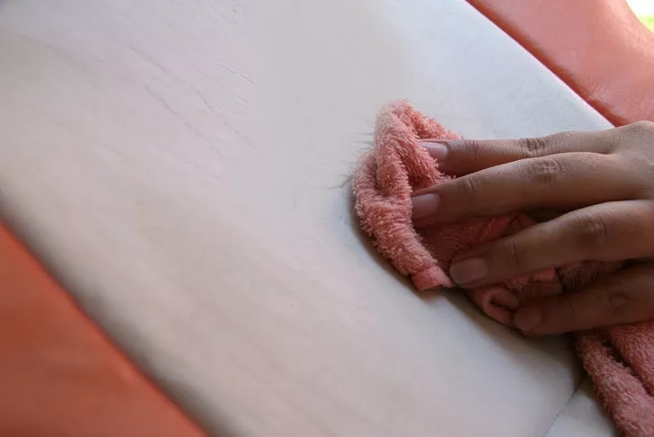 汽车皮坐垫上有墨水怎么处理,汽车上的油性笔迹怎么去除