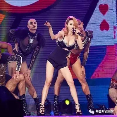 纵使她的情路坎坷，但她的时尚却让所有女人嫉妒