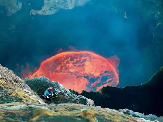 这对情侣被恐怖分子追杀，上演真人版绝命逃亡，却温暖了全世界