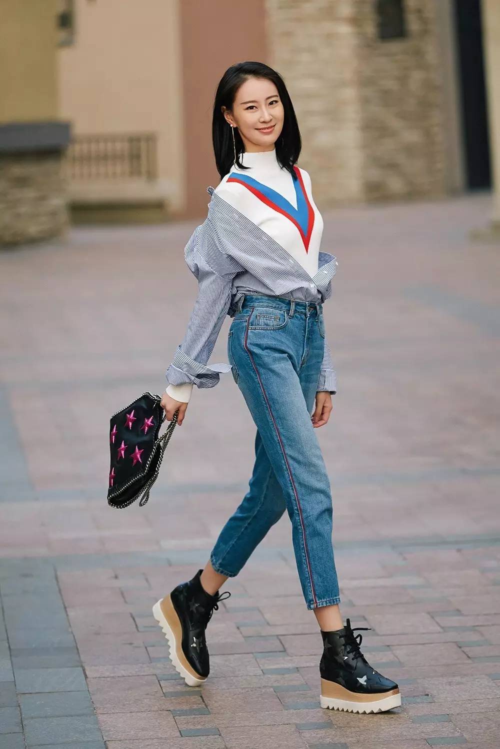 运动条纹星星包，亮闪闪鱼尾裙，从前穿灰布旗袍的王乐君居然这么时髦！