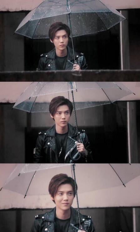 耿直鹿晗真是好脚力，身高不够，踮脚来补，带动大家一起踮起来