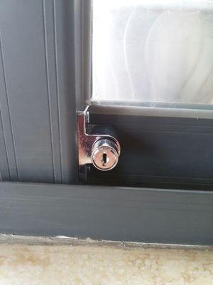 推拉门什么小窍门锁住,左右推拉门怎么上锁步骤