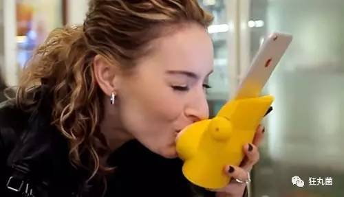 有了它用手机也能拍出电影感,有了它的手机也可以插u盘