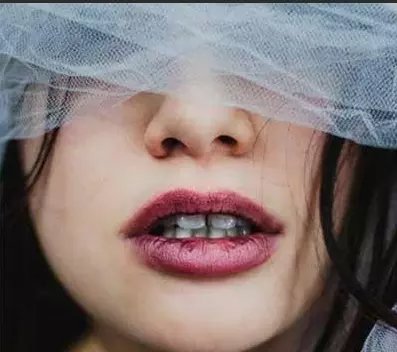 喝葡萄酒嘴唇变黑是假酒吗,葡萄酒嘴唇染色是假酒吗