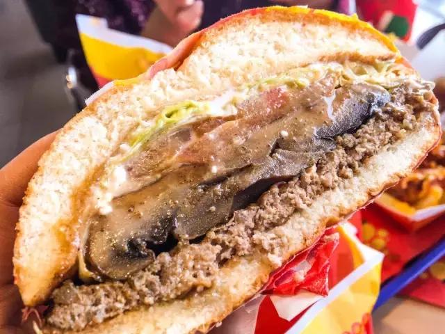 你敢信？在阳朔可以吃得到源自意大利的牛排菇。