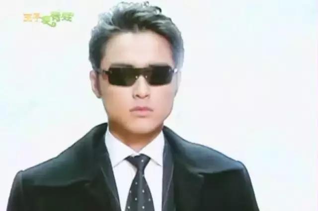 看杨幂职场着装如何搭配,袁姗姗和杨幂同款运动装