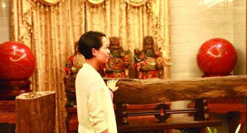 为买到好石头，她花了一个月时间请当地人吃饭喝酒还送礼