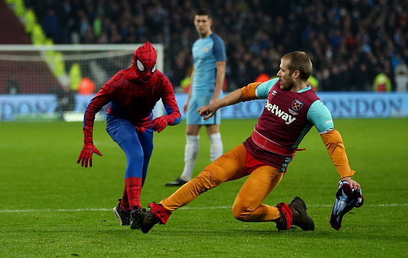 足总杯决赛臂章曼联,曼城为什么不使用足总杯臂章