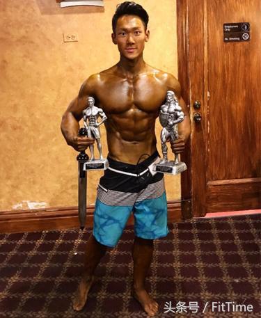 踢足球健身男,踢踢球跳跳舞