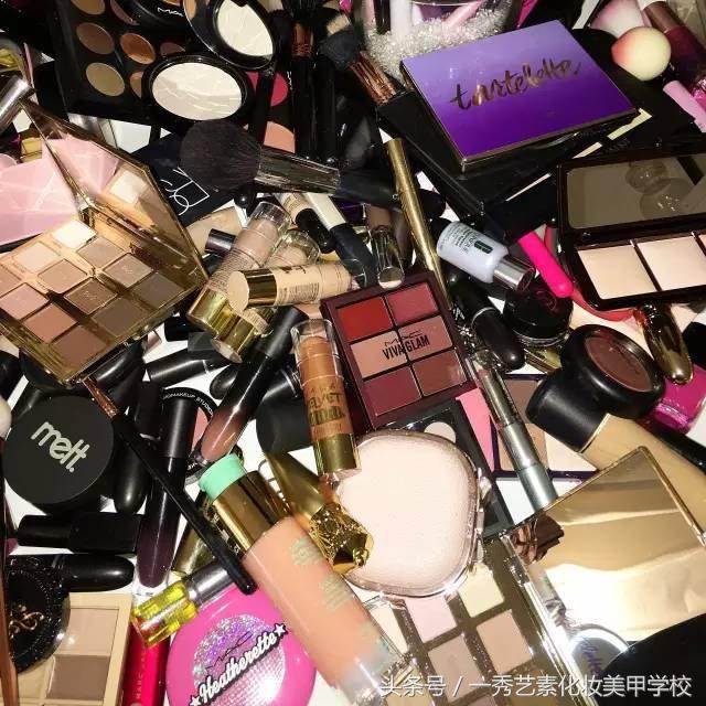 一套化妆品2800贵吗,化妆品贵的和便宜的区别