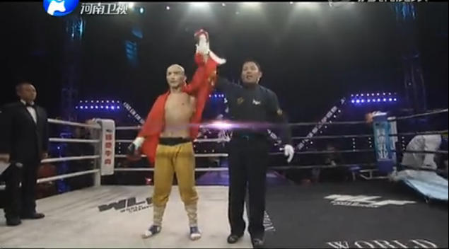 一龙重拳889磅接近泰森,虐400斤美保镖,11秒KO法冠军