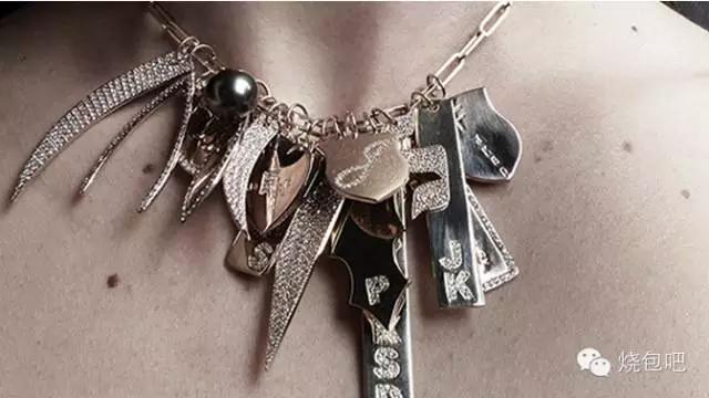 唯物|情人节倒计时,去看50个潮牌出的超级碗纪念球,独一无二