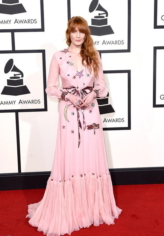 格莱美颁奖红毯走秀环节的即兴,格莱美奖2023颁奖典礼衣着