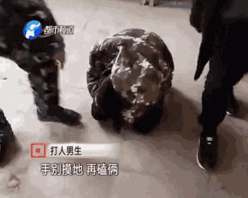 一男孩被多人围殴逼着下跪道歉,男童遭多名青年殴打被逼下跪磕头