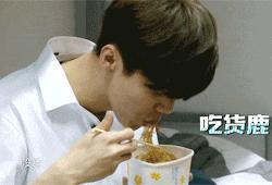 泥萌认识鹿晗吗？就“亲”他，看看，这才是最真实的鹿晗