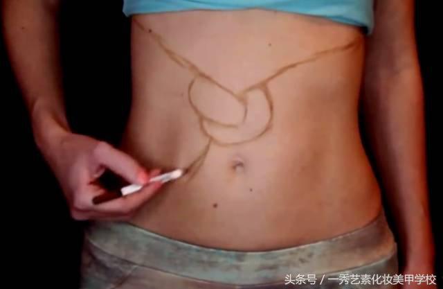 女子用化妆术“擦”掉身体，将腰打结！