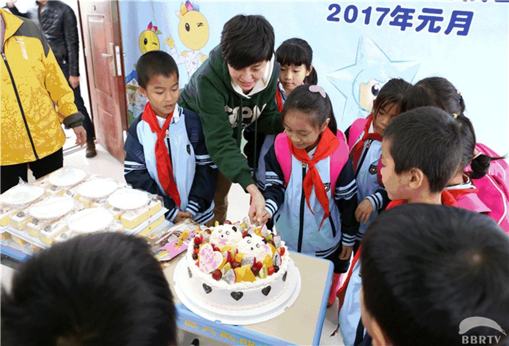 新闻910加油“中国杯”公益足球捐赠第二站：看，他们脸上的笑