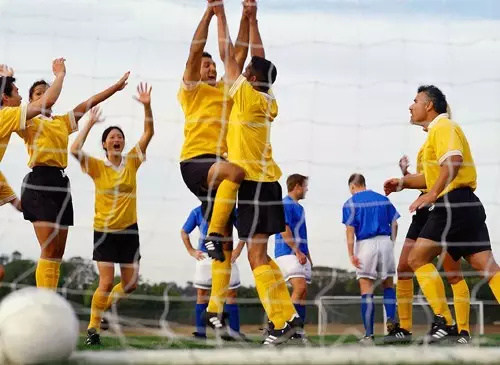 踢足球的你要看清残酷事实,踢足球的人真的厉害吗