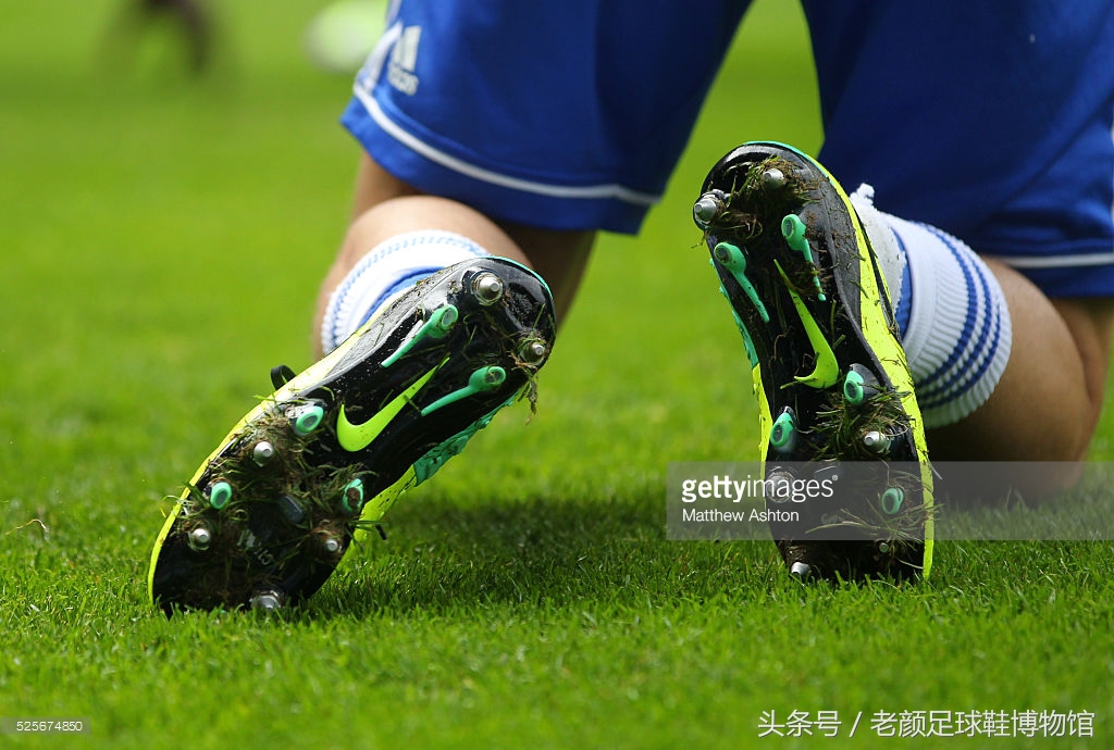 足球鞋阿迪和耐克谁更强,足球鞋耐克暗杀系列