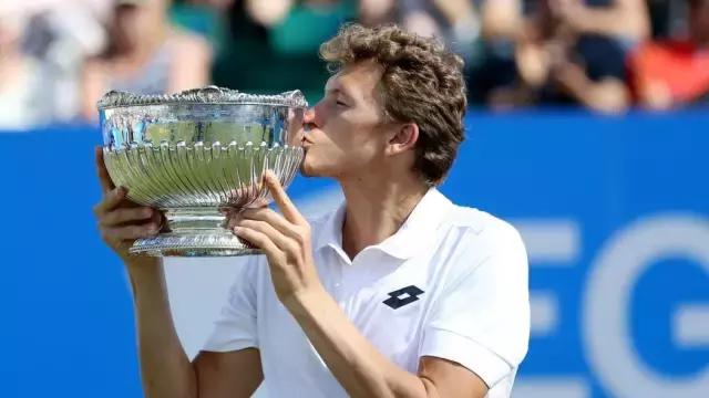 爆冷德约,外卡眼镜哥究竟何许人也?