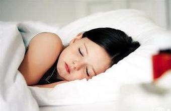 小孩梦游说梦话怎么回事,儿童夜惊和梦游有什么区别