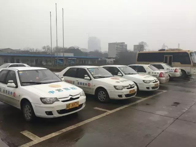 驾校教练为什么没有底薪,驾校教练因没发工资不带学员