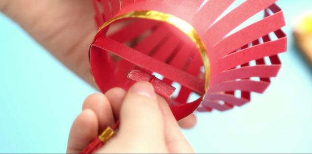 用小彩纸做灯笼最简单的方法新手,用15厘米的纸做灯笼教程