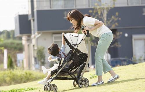 怎样选择一款实用的婴儿推车,婴儿推车推荐挑选方法