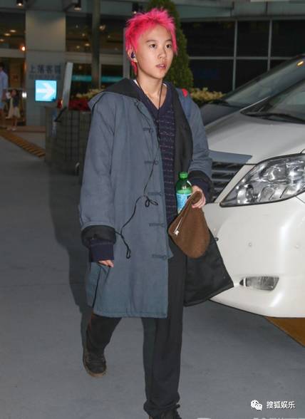 窦靖童孝顺,窦靖童照片被夸有个性