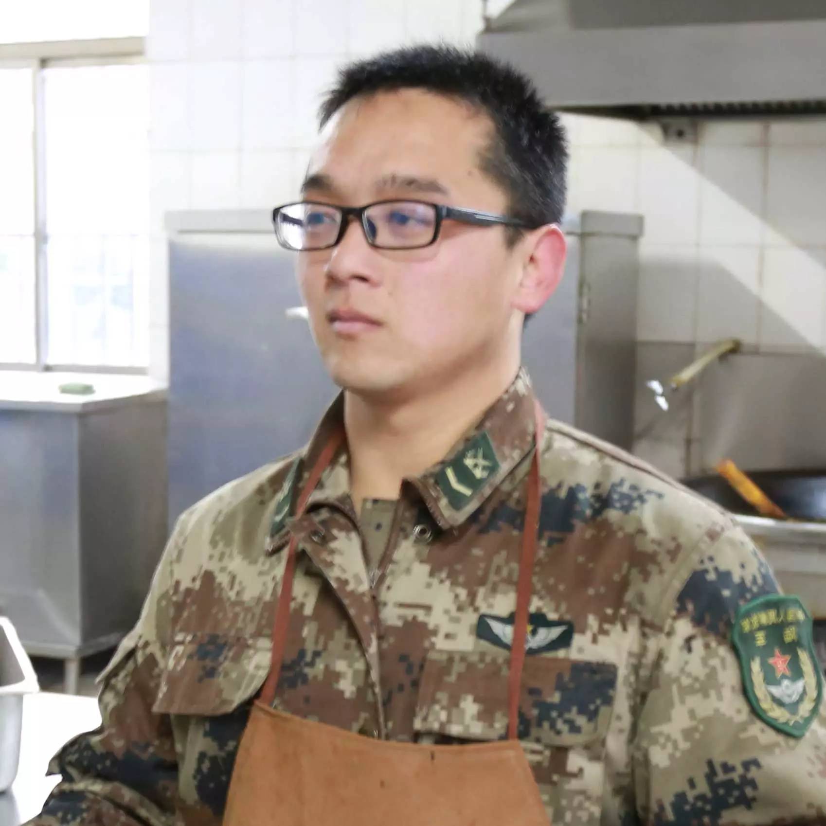 冒昧地问一下，你见过这么斯文的火头军吗？