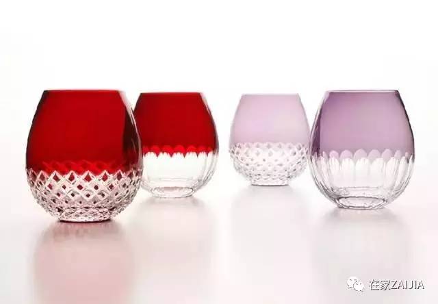 年夜饭香喷喷举起酒杯敬家人,年夜饭的碗和酒杯