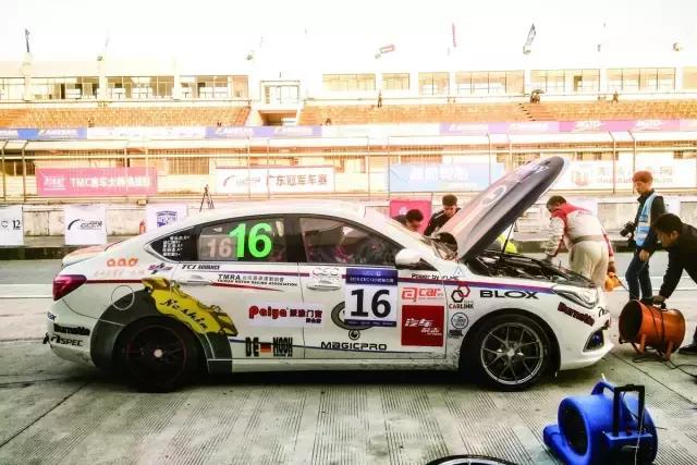 这个感觉倍儿爽，因为我们拿了12小时耐力赛的奖杯