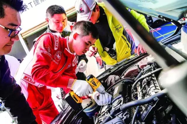 这个感觉倍儿爽，因为我们拿了12小时耐力赛的奖杯