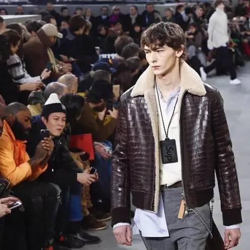 lv联名supreme牛仔外套2018款,lvsupreme联名搭配