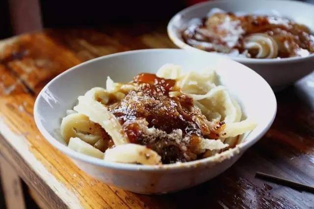 洞子口张老二凉粉招牌菜,洞子口张老二凉粉锅盔