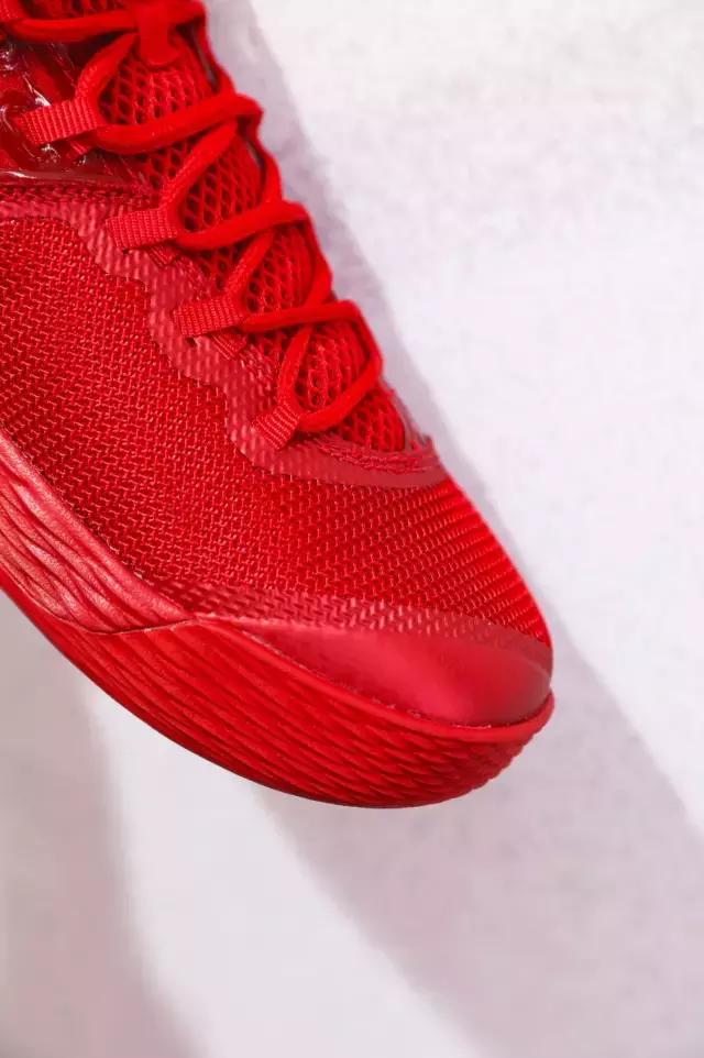 我们带着MeloM13来到即将重装开业的NIKE体验店