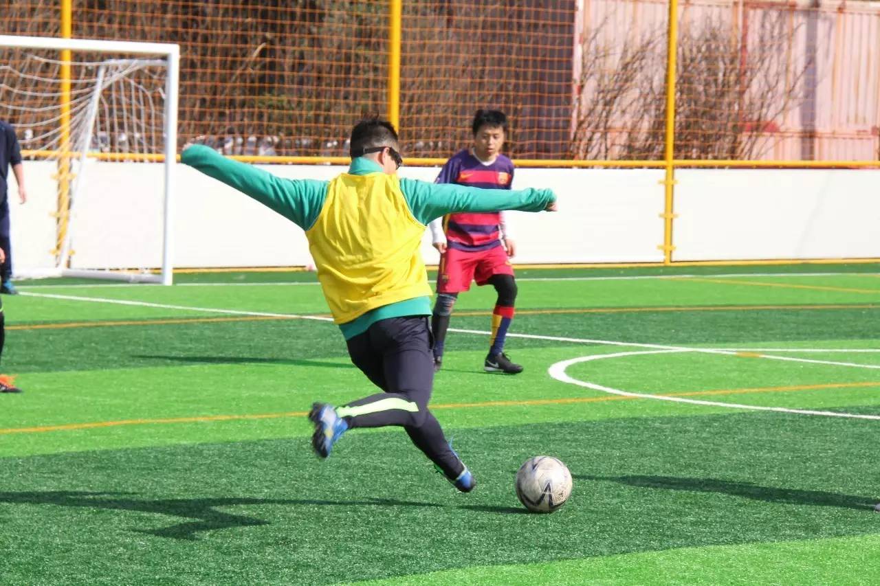 六点起床练足球,早上几点起床踢球