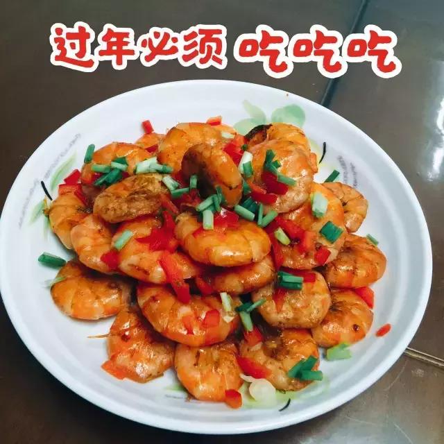 千里奔波只为一年一顿的年夜饭,记忆中的年夜饭人间至味是团圆