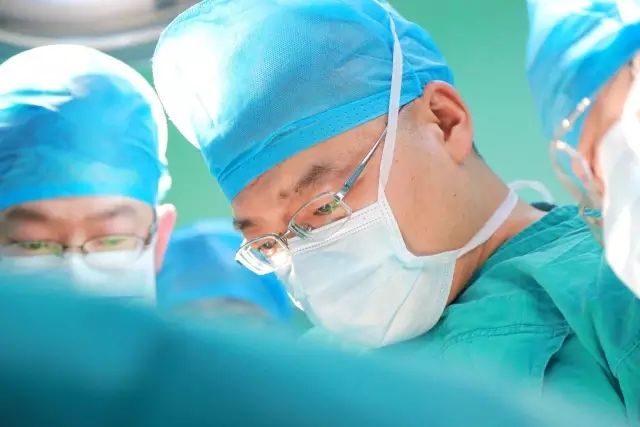 镜头见证生命重启之旅，纪录医者仁心，许昌外科医生的新年故事